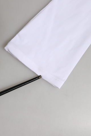 Weiße fingerlose, ellenbogenlange Fäustlinge aus Nylon