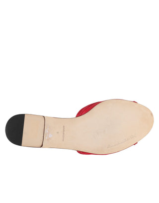 Rote verzierte flache Slip-On-Sandalen