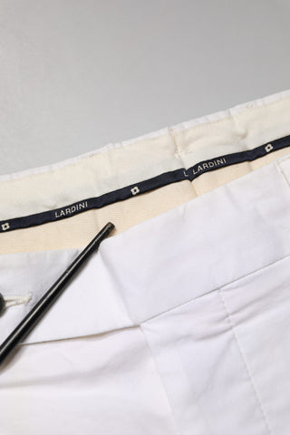 Weiße Chino-Hose aus Baumwoll-Stretch mit konischem Bein und mittlerer Bundhöhe