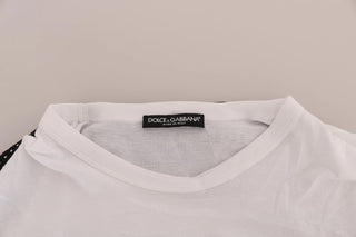 Weißes Baumwoll-Top, schwarzer Seidenschal, T-Shirt