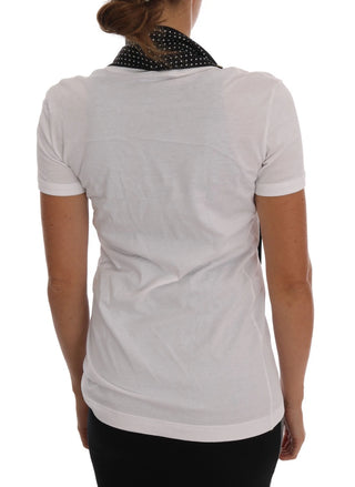 Weißes Baumwoll-Top, schwarzer Seidenschal, T-Shirt
