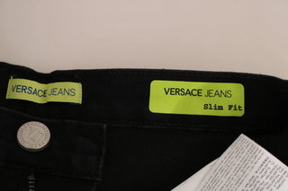 Dunkelschwarze, schmal geschnittene Jeanshose „Dora“.