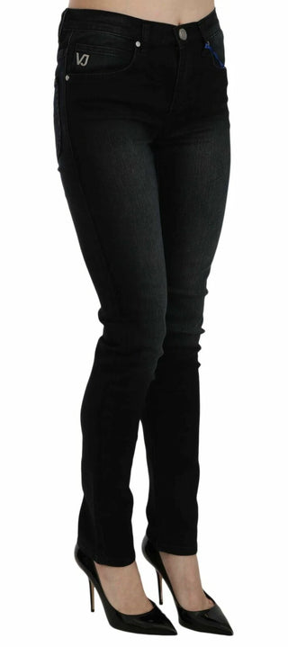 Dunkelschwarze, schmal geschnittene Jeanshose „Dora“.