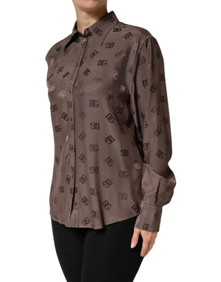 Camisa marrón con cuello, mangas largas y logo