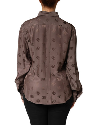Camisa marrón con cuello, mangas largas y logo