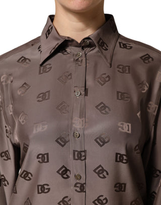 Camisa marrón con cuello, mangas largas y logo