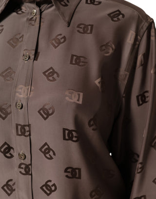 Camisa marrón con cuello, mangas largas y logo