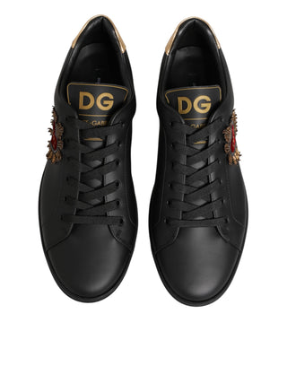 Schwarze Ledersneaker mit Herzverzierung