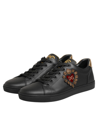 Schwarze Ledersneaker mit Herzverzierung