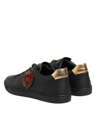 Schwarze Ledersneaker mit Herzverzierung