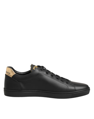Schwarze Ledersneaker mit Herzverzierung