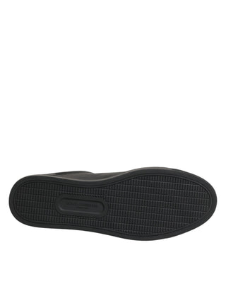 Schwarze Ledersneaker mit Herzverzierung