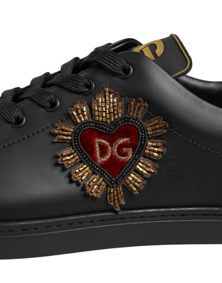 Schwarze Ledersneaker mit Herzverzierung
