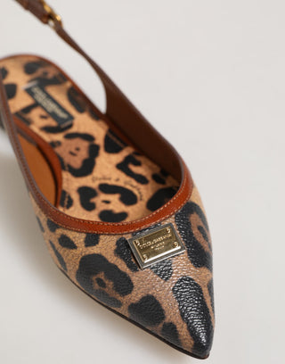 Sandalias planas con tiras traseras y estampado de leopardo marrón