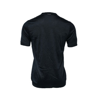 Camiseta azul oscuro de seda con cuello redondo y manga corta