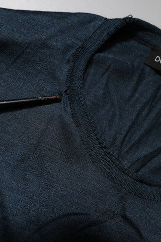 Camiseta azul oscuro de seda con cuello redondo y manga corta