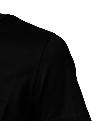 Camiseta negra de manga corta con cuello redondo y estampado gráfico