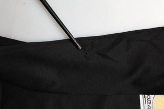 Camiseta negra de manga corta con cuello redondo y estampado gráfico