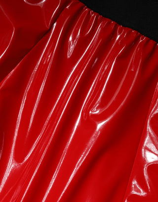 Glänzender roter Polyester-Midirock mit hoher Taille
