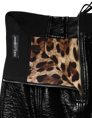 Schwarzer Minirock aus beschichtetem Nylon mit Ösendetail
