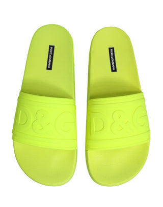 Grüne Gummi-Badesandalen