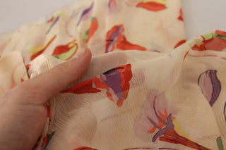 Beigefarbenes A-Linien-Minikleid mit Ascotkragen und kurzen Ärmeln