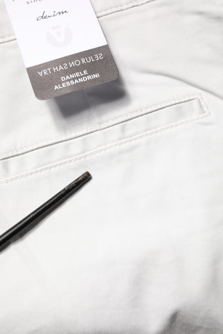 Weiße schmale Herren-Jeans aus Baumwolle mit mittlerer Bundhöhe