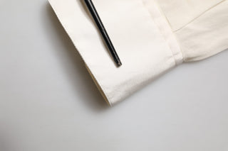 Camisa formal de seda color blanco roto con detalles dorados para hombre