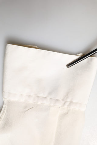 Camisa formal de seda color blanco roto con detalles dorados para hombre