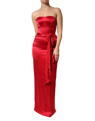 Vestido largo sin tirantes de seda roja ajustado