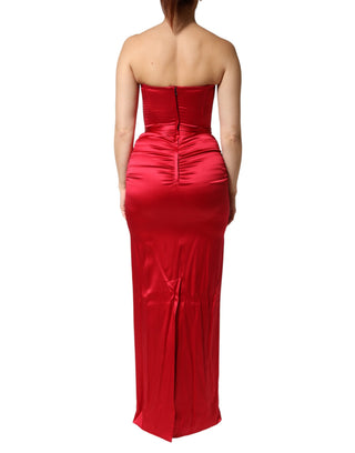 Vestido largo sin tirantes de seda roja ajustado