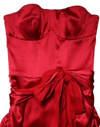 Vestido largo sin tirantes de seda roja ajustado