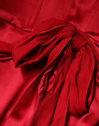 Vestido largo sin tirantes de seda roja ajustado