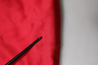 Vestido largo sin tirantes de seda roja ajustado