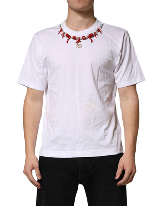 Camiseta blanca de algodón con collar decorativo  