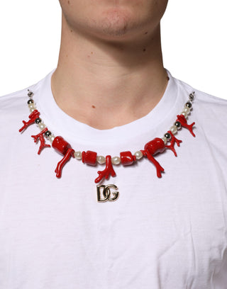 Camiseta blanca de algodón con collar decorativo  