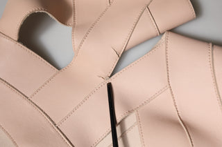 Vestido mini beige de cuero con mangas cortas y corte ajustado