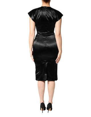 Vestido midi negro de satén con mangas cortas tipo capa y corte ajustado