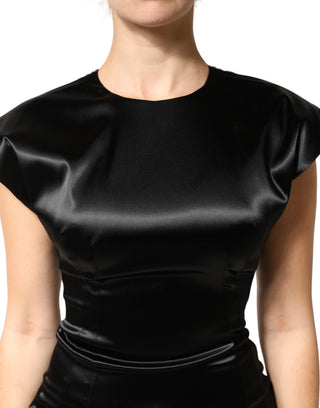 Vestido midi negro de satén con mangas cortas tipo capa y corte ajustado