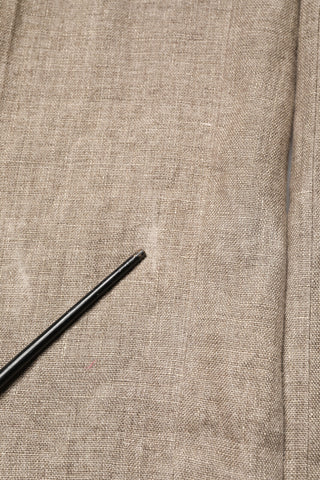 Traje beige de lino de dos piezas con cierre doble para hombre