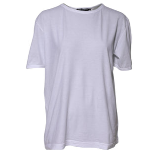Camiseta blanca de algodón con cuello redondo y mangas cortas
