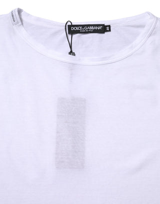 Camiseta blanca de algodón con cuello redondo y mangas cortas