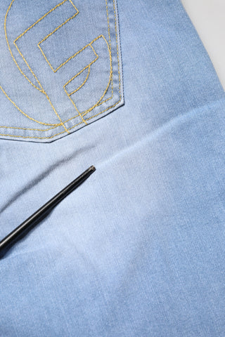 Jeans azul claro lavados de cintura alta y corte bota