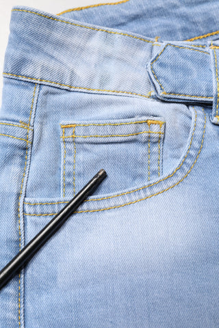 Jeans azul claro lavados de cintura alta y corte bota