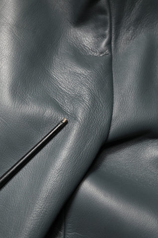 Blazer negro de cuero cruzado con cierre de dos botones