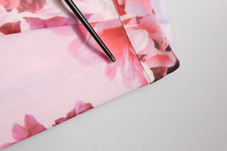 Pantalones acampanados rosas con estampado floral y tiro alto