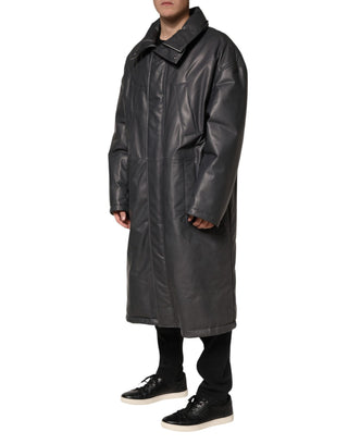 Gabardina negra de cuero con cuello