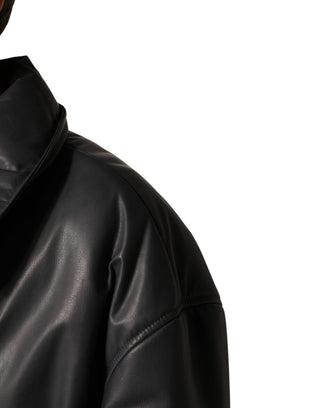 Gabardina negra de cuero con cuello